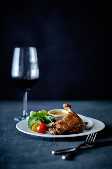 シャラン産鴨もも肉のコンフィ、トリュフのソースで。